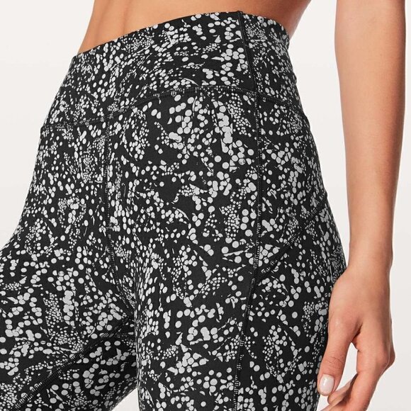 Lululemon In Movement 7/8 Tight *Everlux 25" Chirasu Black Size 4 - Picture 2 of 6